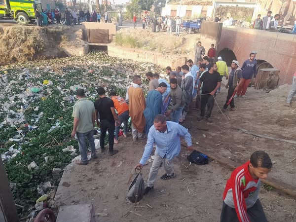 سقوط تروسيكل محمل بتلاميذ في الترعة.. مدير أمن أسيوط يتفقد موقع الحادث (صور)