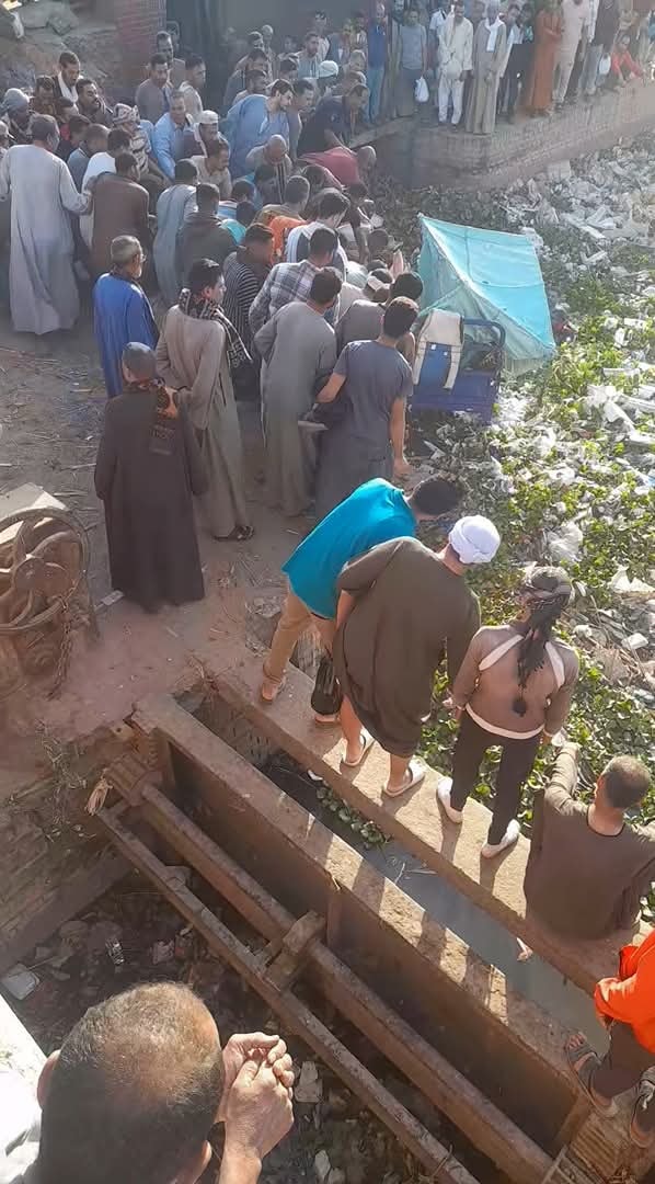 سقوط تروسيكل محمل بتلاميذ في الترعة.. مدير أمن أسيوط يتفقد موقع الحادث (صور)