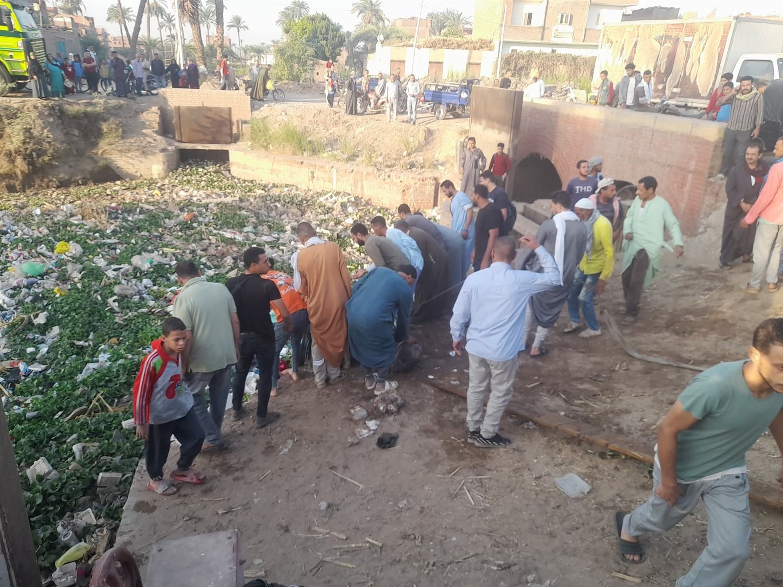 سقوط تروسيكل محمل بتلاميذ في الترعة.. مدير أمن أسيوط يتفقد موقع الحادث (صور)