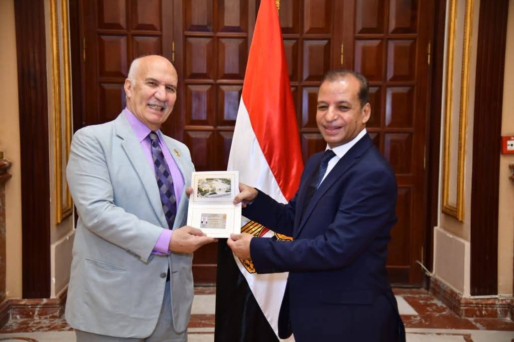 الأمانة العامة لمجلس الشيوخ تسلم بطاقات العضوية للأعضاء المعينين