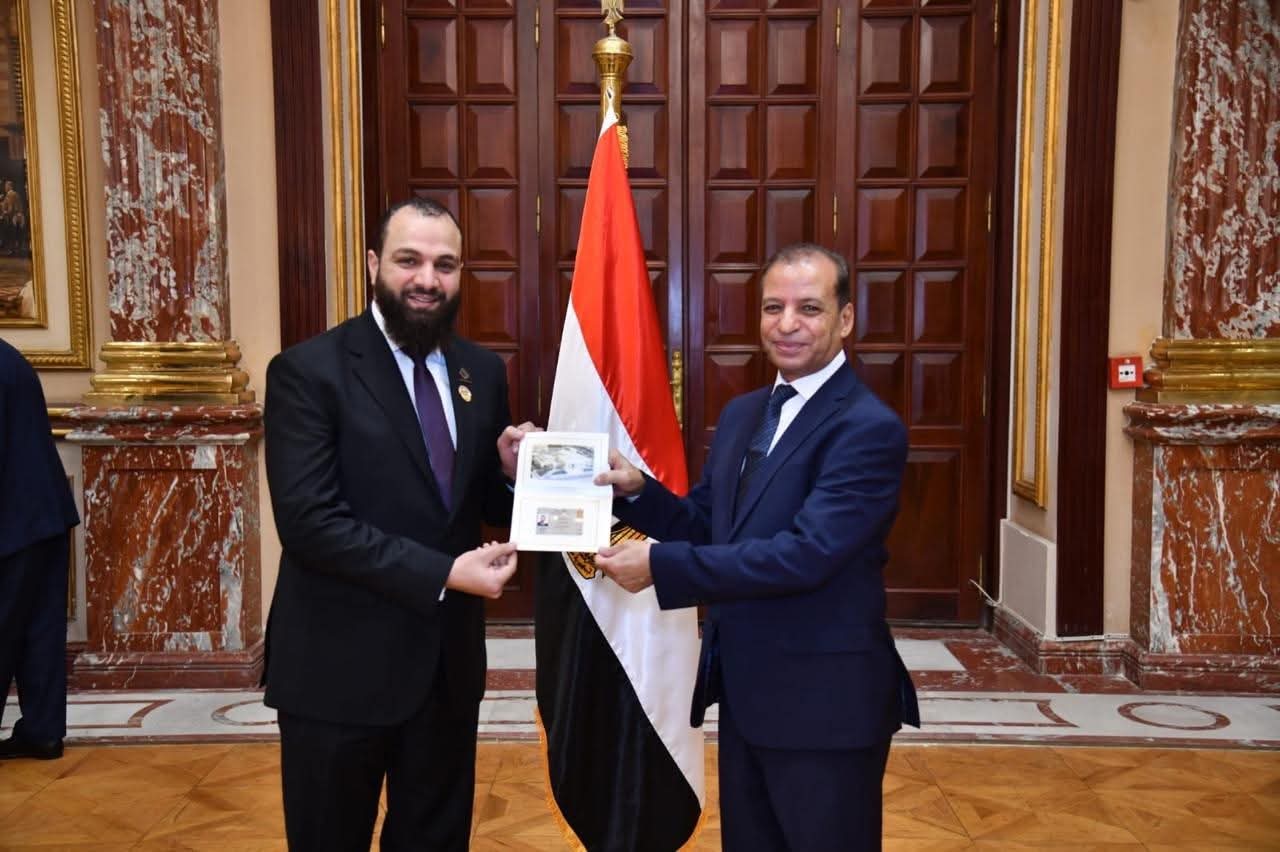 الأمانة العامة لمجلس الشيوخ تسلم بطاقات العضوية للأعضاء المعينين