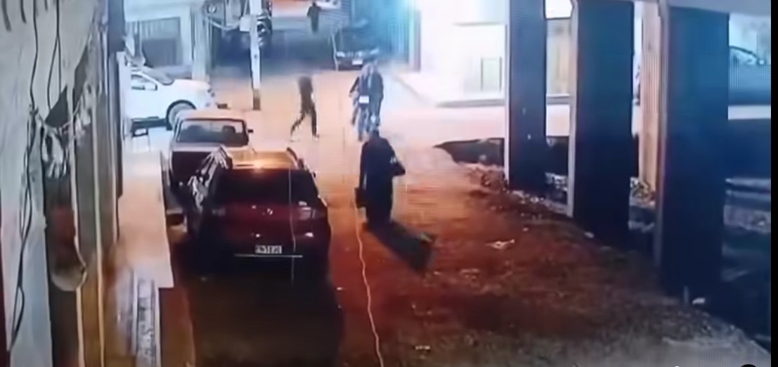 حادث سرقة طنطا.. فيديو سرقة عجوزة من شباب يثير موجة غضب