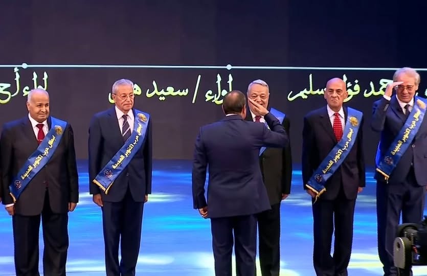 الرئيس السيسي يؤدي التحية العسكرية لأبطال حرب أكتوبر