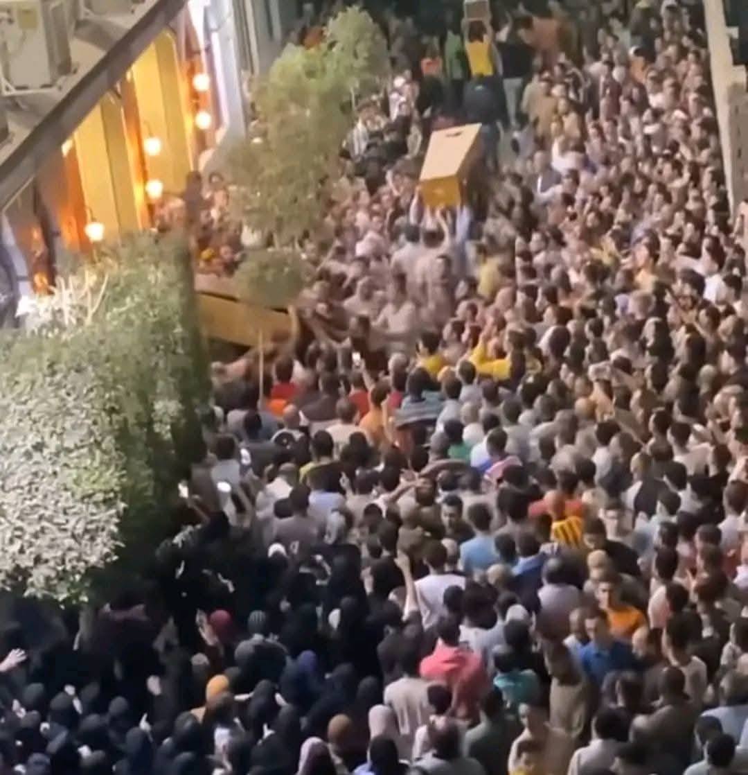 4 نعوش في جنازة واحدة.. وداع مهيب لضحايا جريمة فيصل المروعة (صور) 4 نعوش في جنازة واحدة.. وداع مهيب لضحايا جريمة فيصل المروعة (صور)