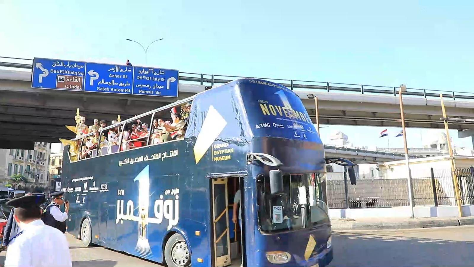 أتوبيسات مكشوفة تجوب القاهرة للترويج للمتحف المصري الكبير (صور) أتوبيسات مكشوفة تجوب القاهرة للترويج للمتحف المصري الكبير (صور)