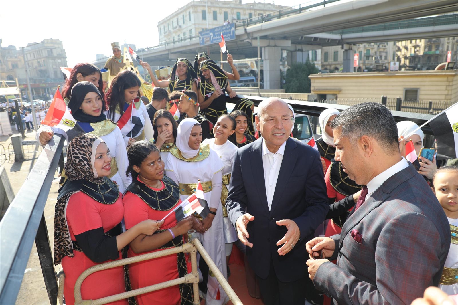 أتوبيسات مكشوفة تجوب القاهرة للترويج للمتحف المصري الكبير (صور) أتوبيسات مكشوفة تجوب القاهرة للترويج للمتحف المصري الكبير (صور)