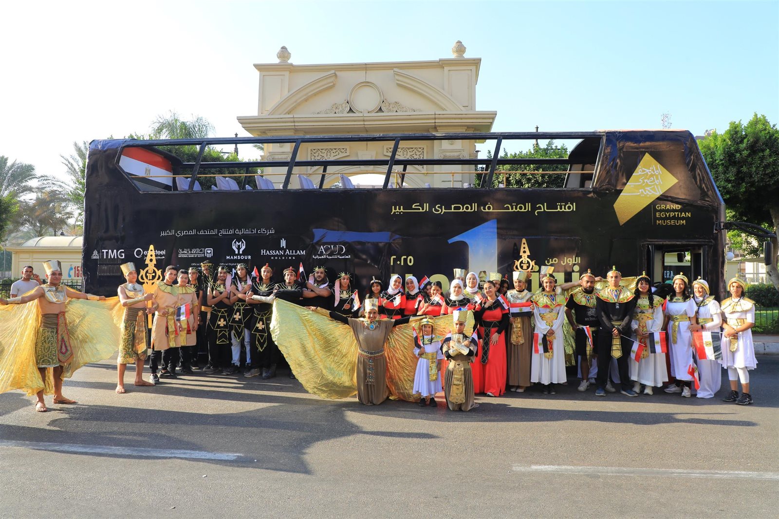أتوبيسات مكشوفة تجوب القاهرة للترويج للمتحف المصري الكبير (صور) أتوبيسات مكشوفة تجوب القاهرة للترويج للمتحف المصري الكبير (صور)