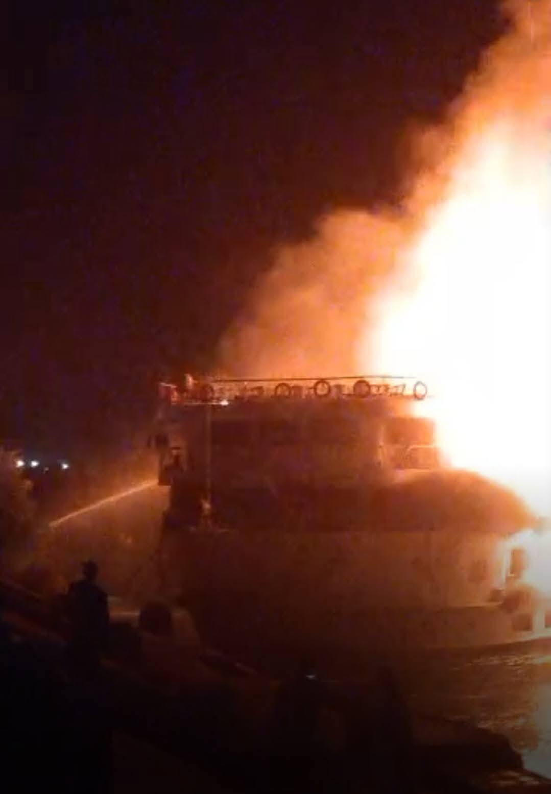 عاجل 3 مصابين وإجلاء 220 حصيلة حريق باخرة سياحية في الأقصر (صور) عاجل 3 مصابين وإجلاء 220 حصيلة حريق باخرة سياحية في الأقصر (صور)