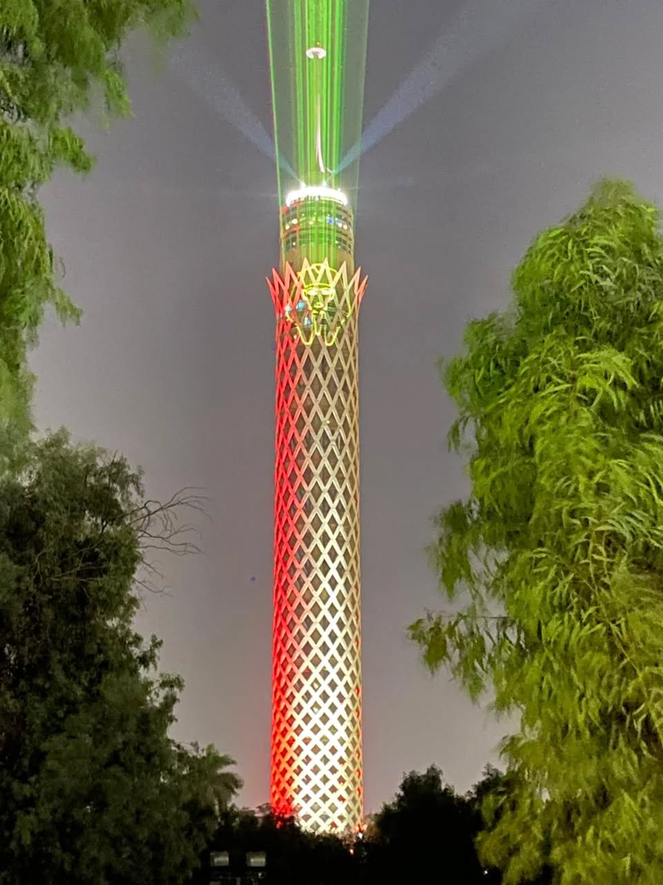 إضاءة برج القاهرة بشعار افتتاح المتحف المصري الكبير (صور)