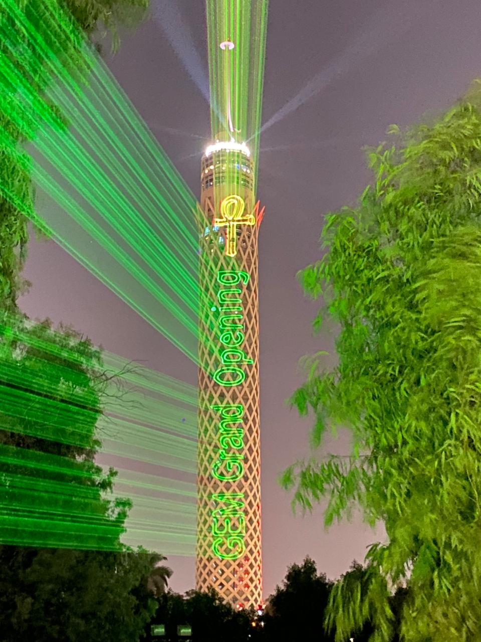 إضاءة برج القاهرة بشعار افتتاح المتحف المصري الكبير (صور)