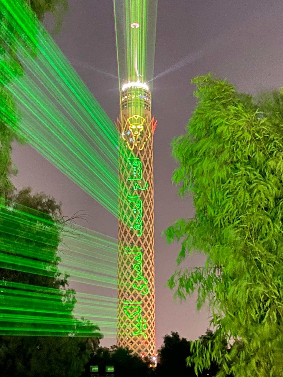 إضاءة برج القاهرة بشعار افتتاح المتحف المصري الكبير (صور)