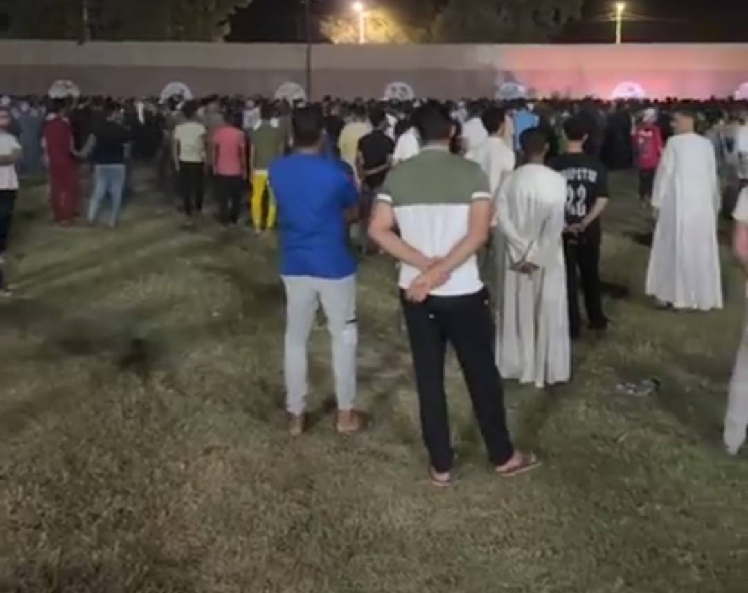 4 نعوش في جنازة واحدة.. وداع مهيب لضحايا جريمة فيصل المروعة (صور) 4 نعوش في جنازة واحدة.. وداع مهيب لضحايا جريمة فيصل المروعة (صور)