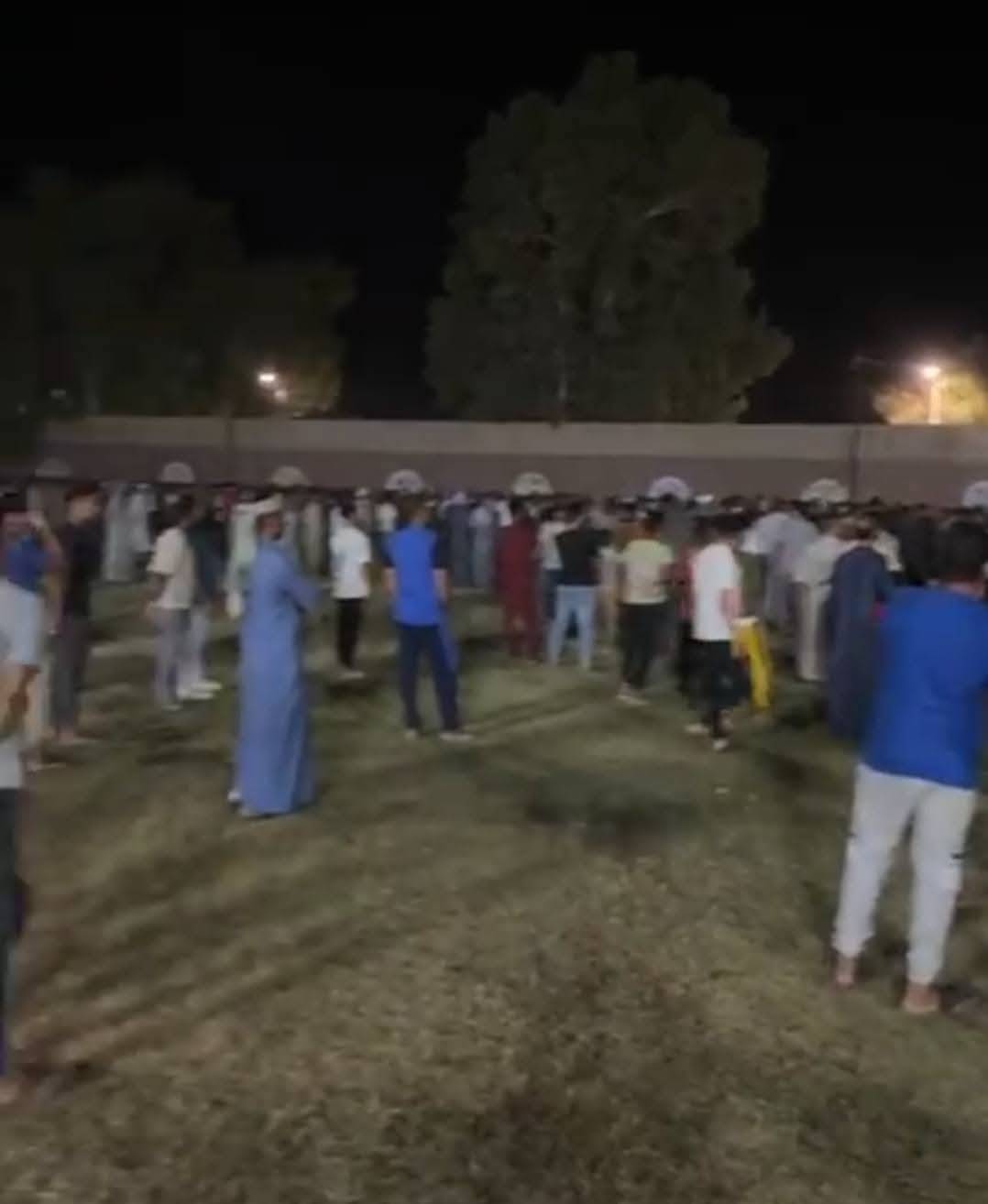 4 نعوش في جنازة واحدة.. وداع مهيب لضحايا جريمة فيصل المروعة (صور) 4 نعوش في جنازة واحدة.. وداع مهيب لضحايا جريمة فيصل المروعة (صور)