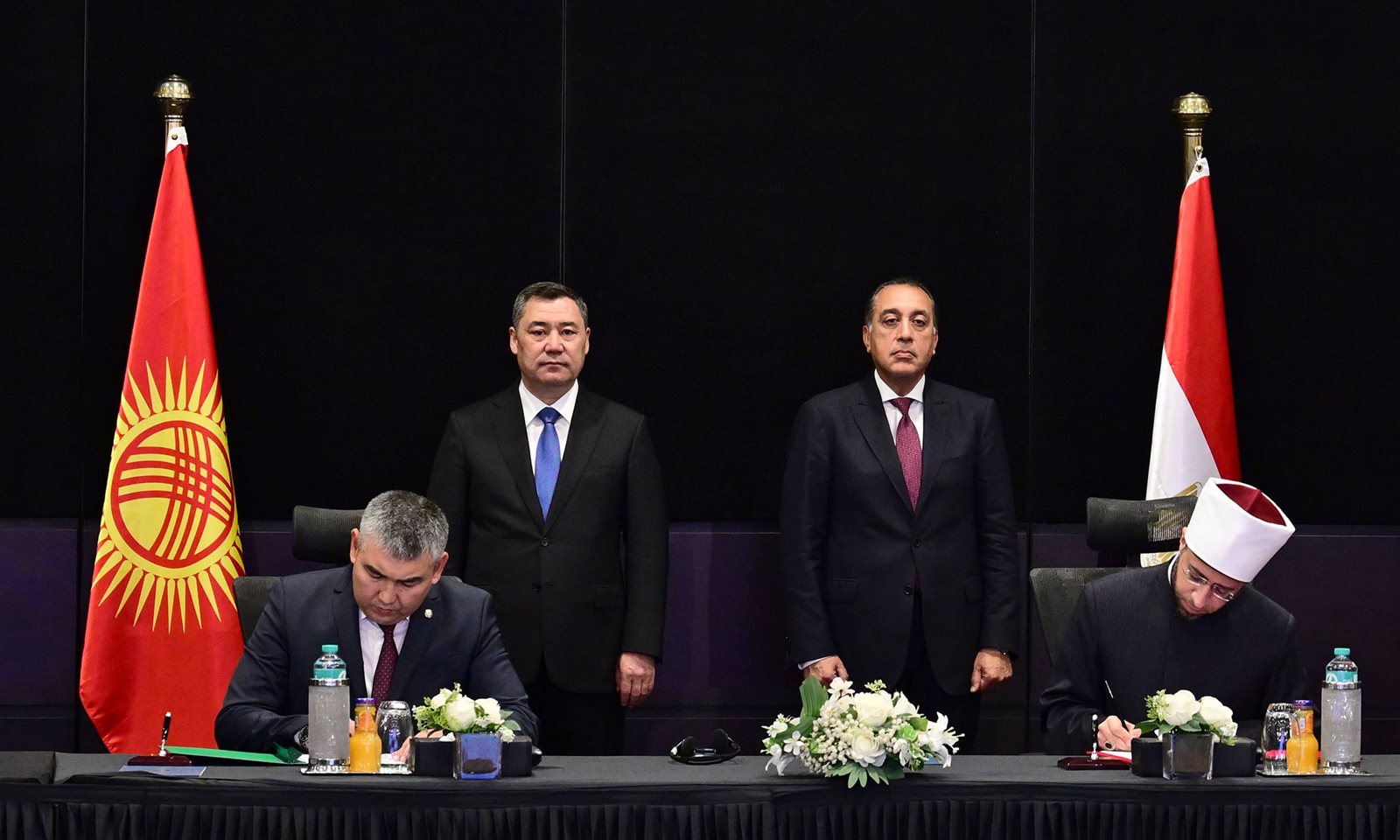 رئيس الجمهورية القيرغيزية ورئيس الوزراء يشهدان توقيع عدد من الاتفاقيات لتعزيز التعاون