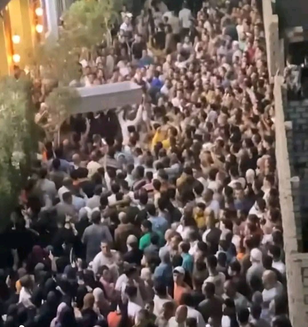 4 نعوش في جنازة واحدة.. وداع مهيب لضحايا جريمة فيصل المروعة (صور) 4 نعوش في جنازة واحدة.. وداع مهيب لضحايا جريمة فيصل المروعة (صور)