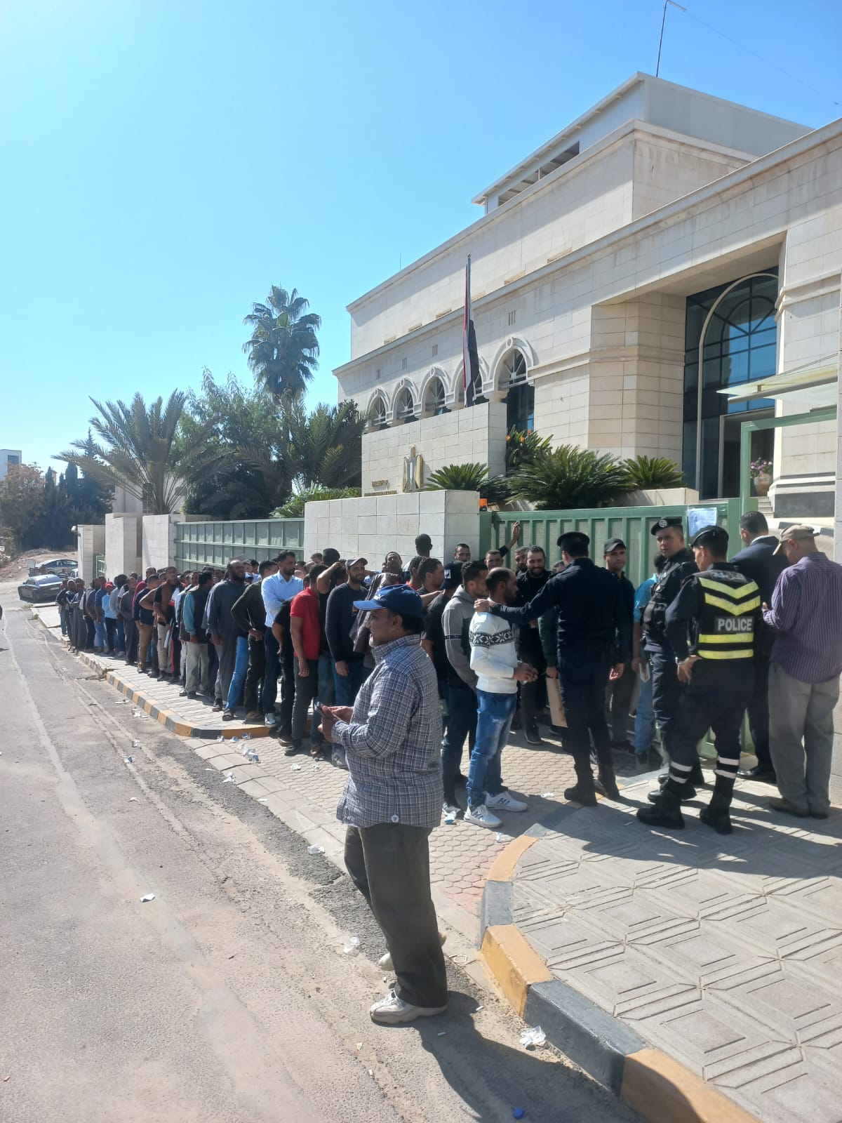 إقبال متزايد للجالية المصرية بالأردن على التصويت في انتخابات مجلس النواب (صور)