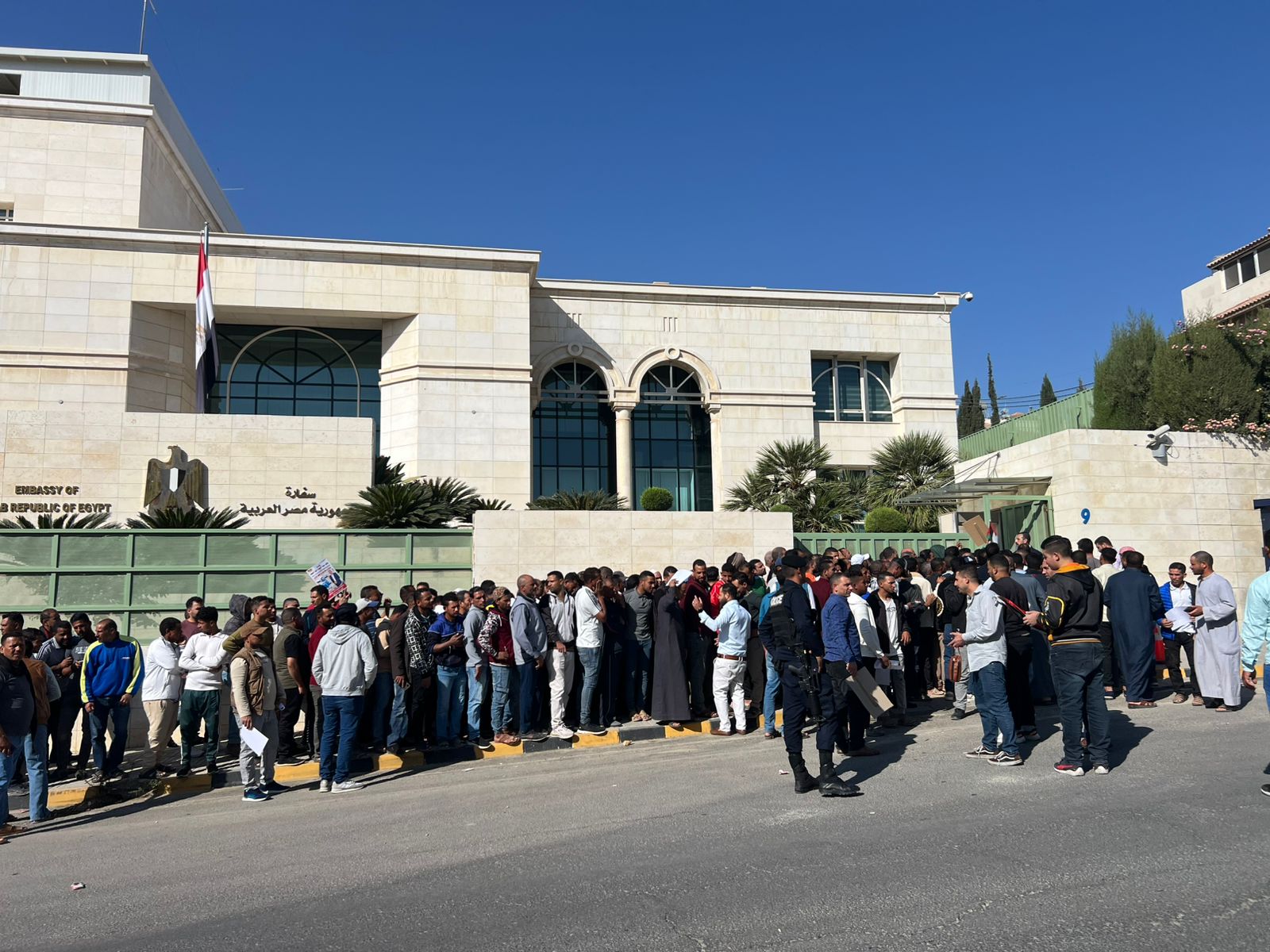 إقبال متزايد للجالية المصرية بالأردن على التصويت في انتخابات مجلس النواب (صور)