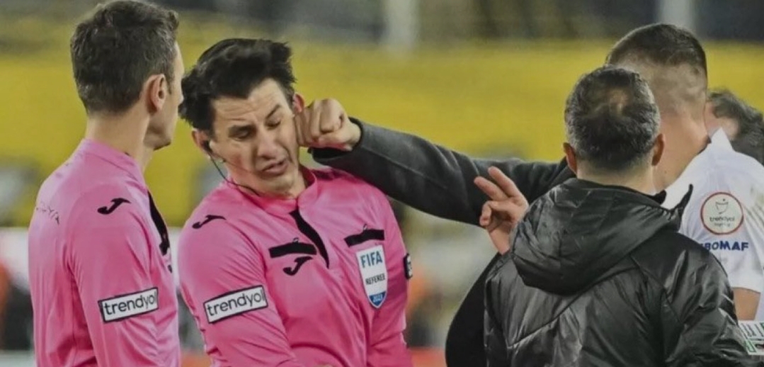 صاحب لكمة شهيرة.. معلومات عن خليل أوموت حكم مباراة الأهلى والزمالك فى السوبر