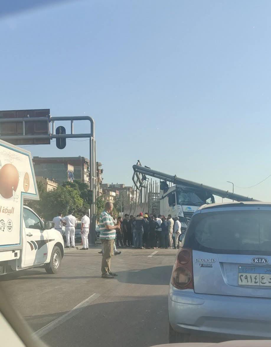 صور شاحنة تطيح بإشارة مرور وحاجز ارتفاعات بالطريق في الإسكندرية