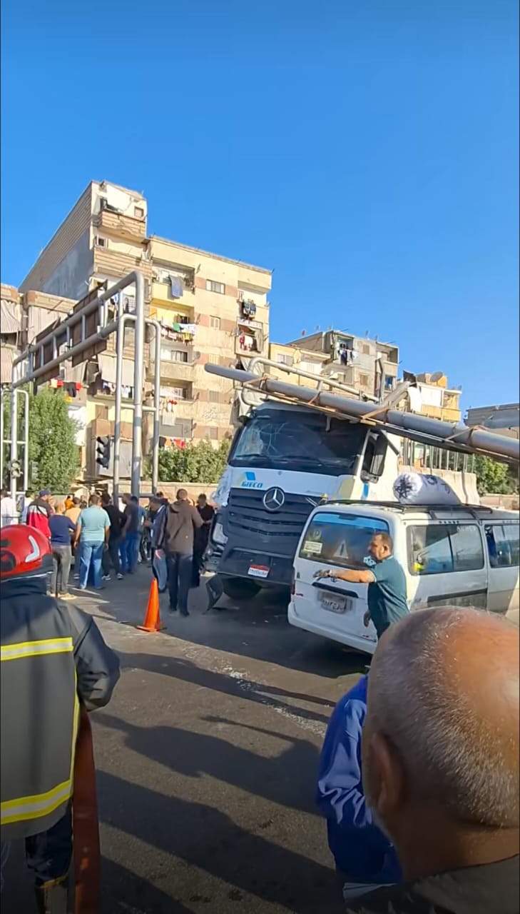صور شاحنة تطيح بإشارة مرور وحاجز ارتفاعات بالطريق في الإسكندرية
