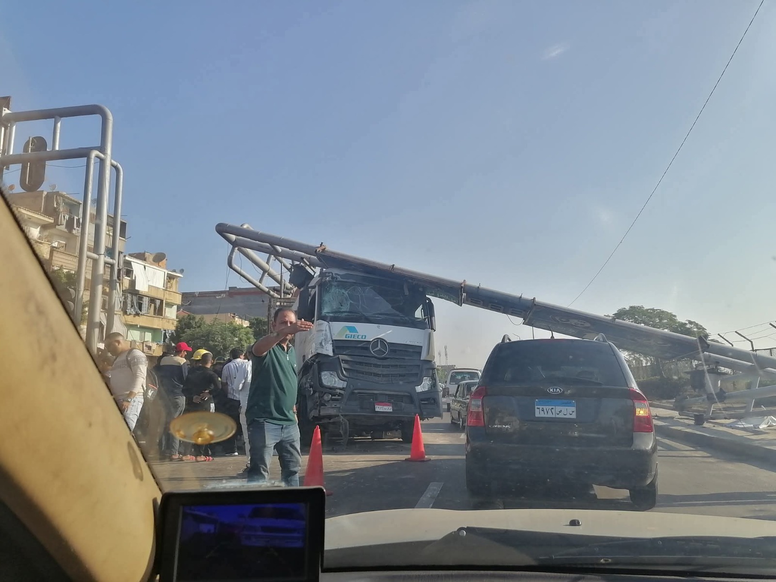 صور شاحنة تطيح بإشارة مرور وحاجز ارتفاعات بالطريق في الإسكندرية