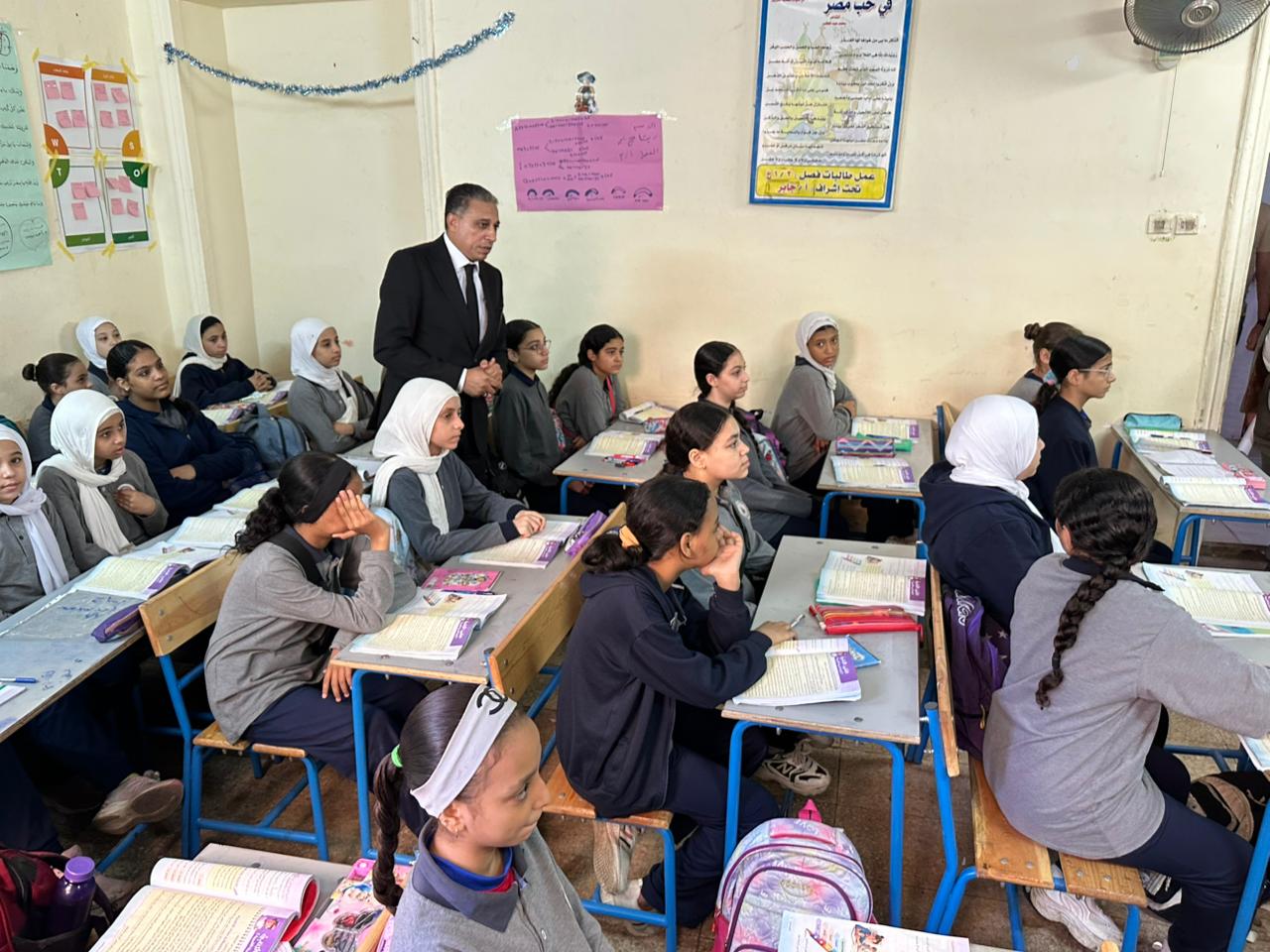 رغم ظروف الانتخابات.. انتظام الدراسة في عدد من المدارس بالجيزة