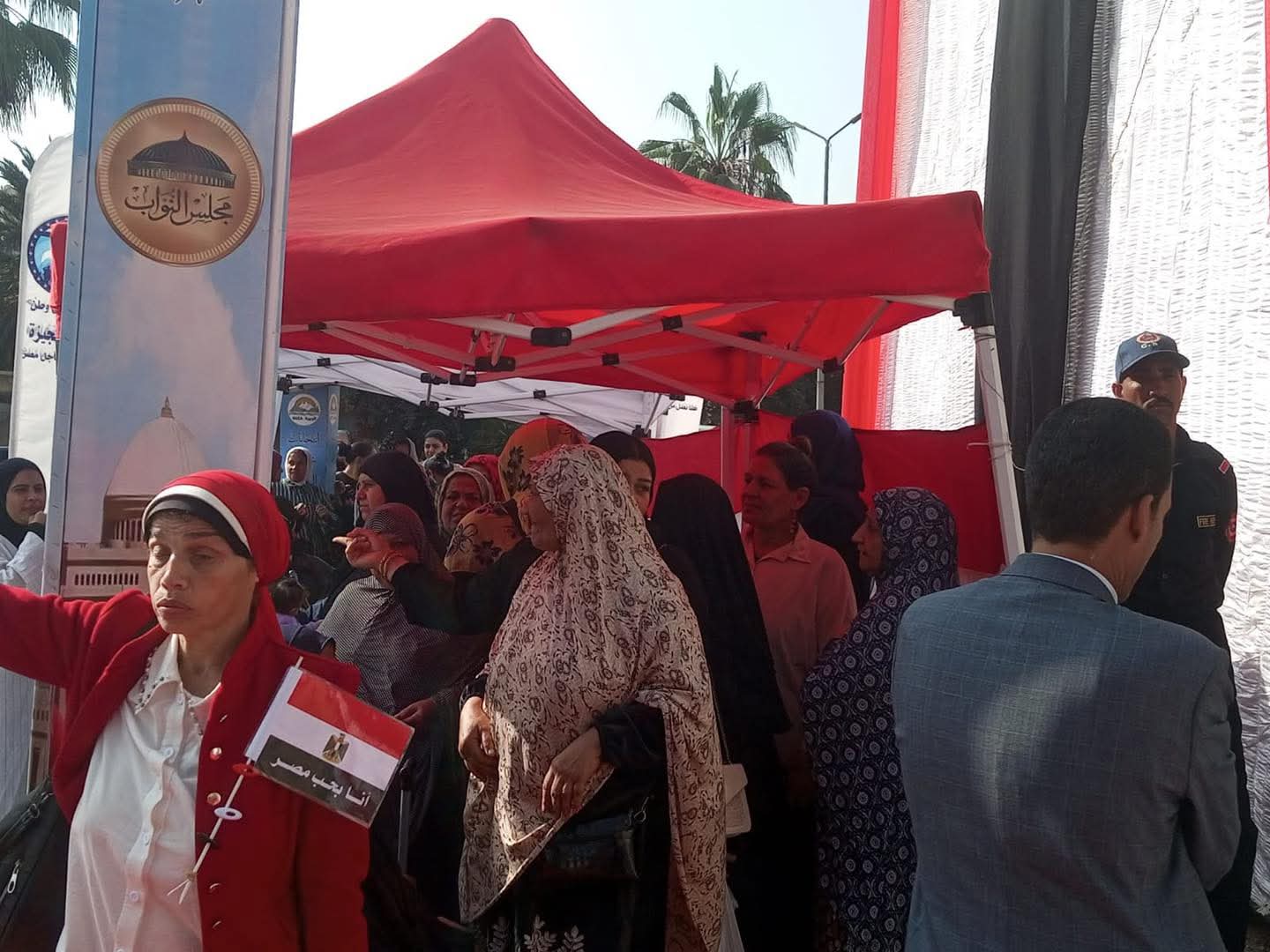 صور اصطفاف الناخبين أمام اللجان الانتخابية بالهرم والعمرانية