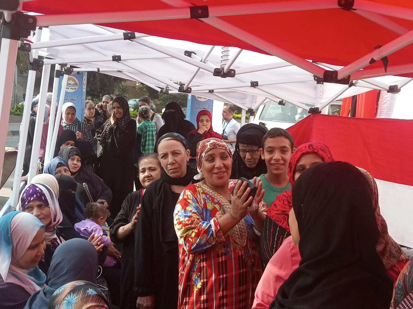 صور اصطفاف الناخبين أمام اللجان الانتخابية بالهرم والعمرانية