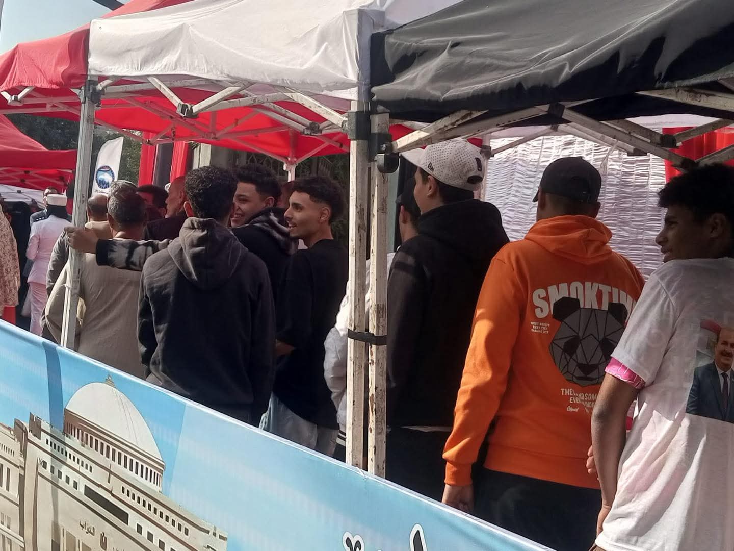 صور اصطفاف الناخبين أمام اللجان الانتخابية بالهرم والعمرانية