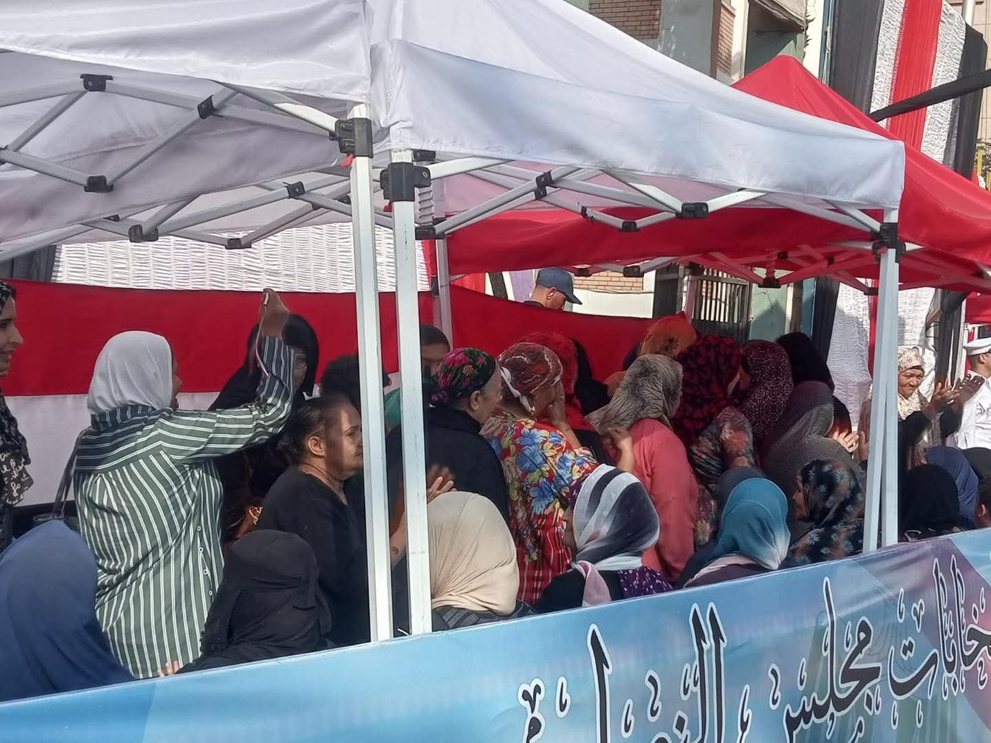 صور اصطفاف الناخبين أمام اللجان الانتخابية بالهرم والعمرانية