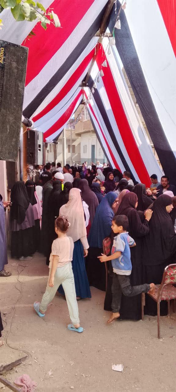 صور زيادة الإقبال على لجان أطفيح بالجيزة بانتخابات النواب