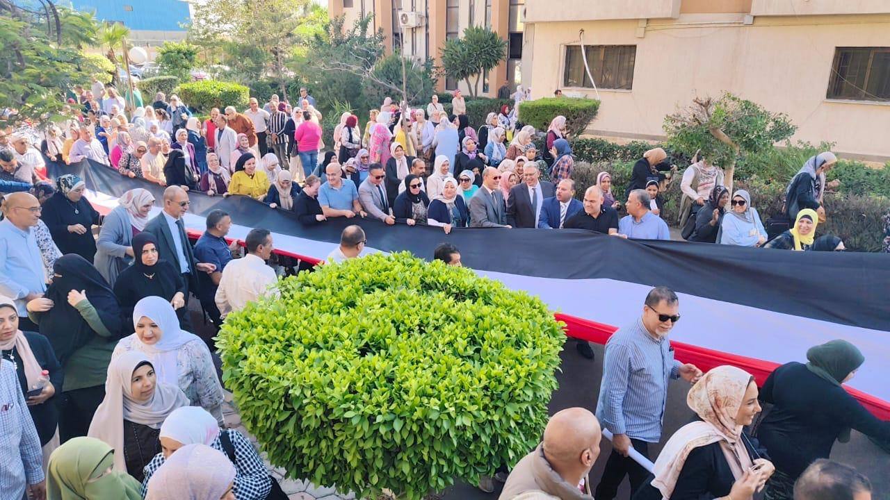 صور وكيل التعليم بالإسكندرية يقود مسيرة للمشاركة بانتخابات النواب