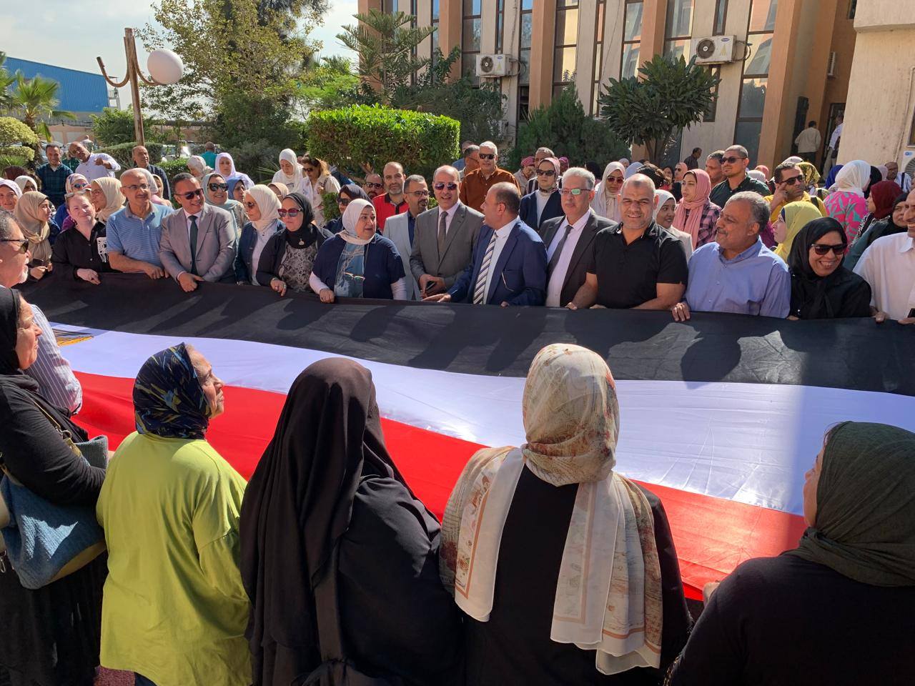 صور وكيل التعليم بالإسكندرية يقود مسيرة للمشاركة بانتخابات النواب