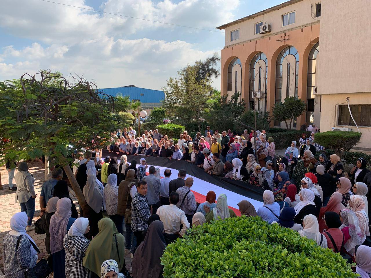 صور وكيل التعليم بالإسكندرية يقود مسيرة للمشاركة بانتخابات النواب