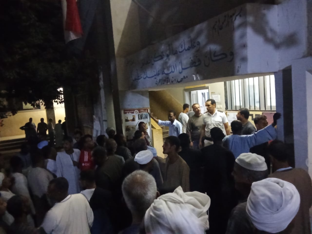 انتخابات النواب 2025.. إقبال كثيف على معهد دندرة الأزهري بقنا قبل غلق باب التصويت