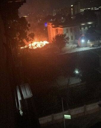 4 سيارات إطفاء للسيطرة على حريق داخل حديقة المتحف الزراعي بالدقي (صور)