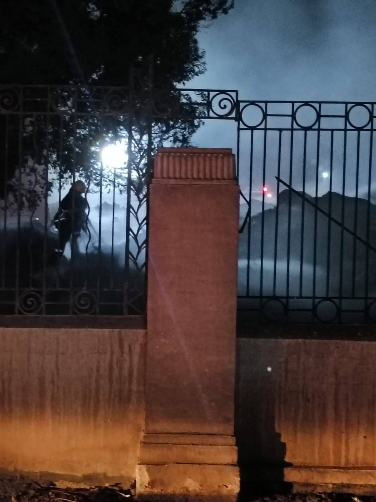 4 سيارات إطفاء للسيطرة على حريق داخل حديقة المتحف الزراعي بالدقي (صور)