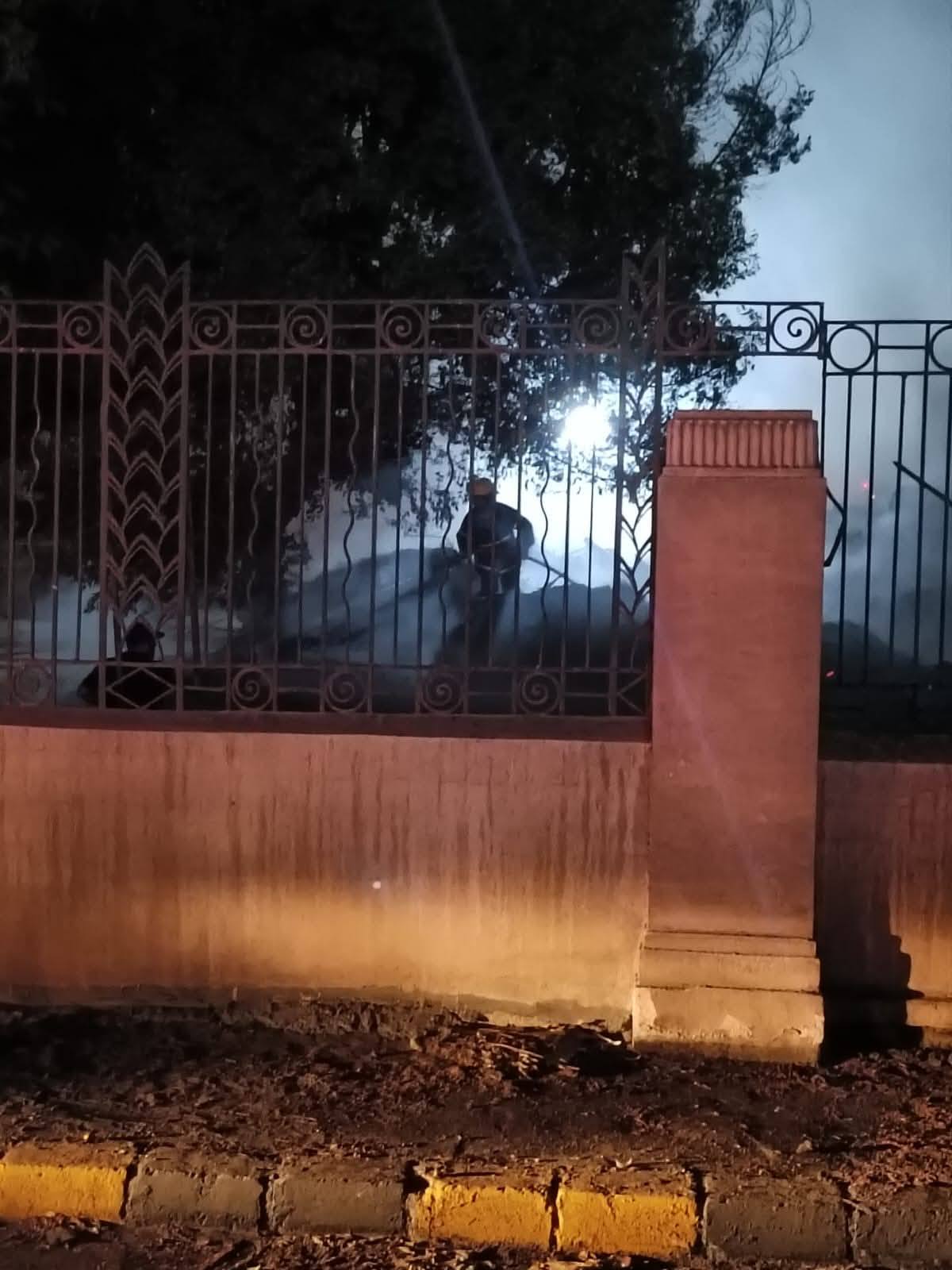 4 سيارات إطفاء للسيطرة على حريق داخل حديقة المتحف الزراعي بالدقي (صور)