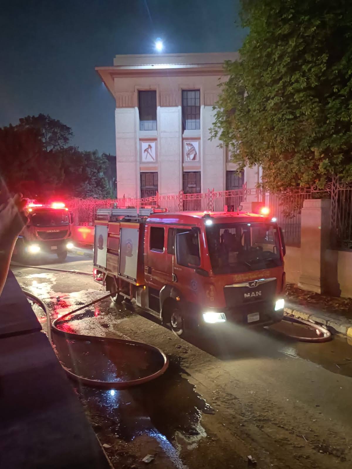 4 سيارات إطفاء للسيطرة على حريق داخل حديقة المتحف الزراعي بالدقي (صور)