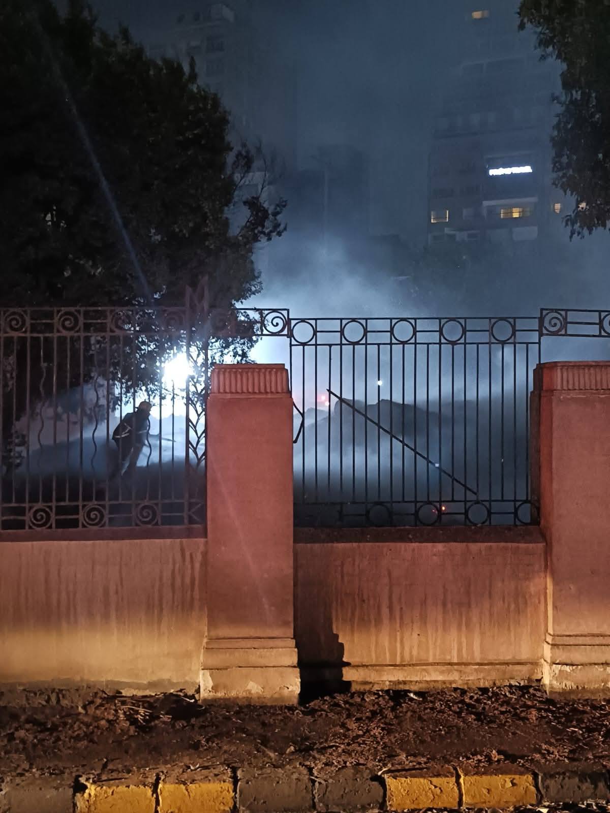 4 سيارات إطفاء للسيطرة على حريق داخل حديقة المتحف الزراعي بالدقي (صور)