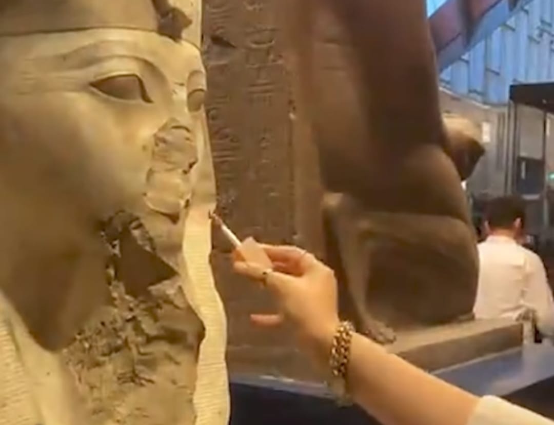 عاجل فيديو لفتيات يعبثن بآثار المتحف الكبير يثير جدل السوشيال ميديا.. ما القصة؟