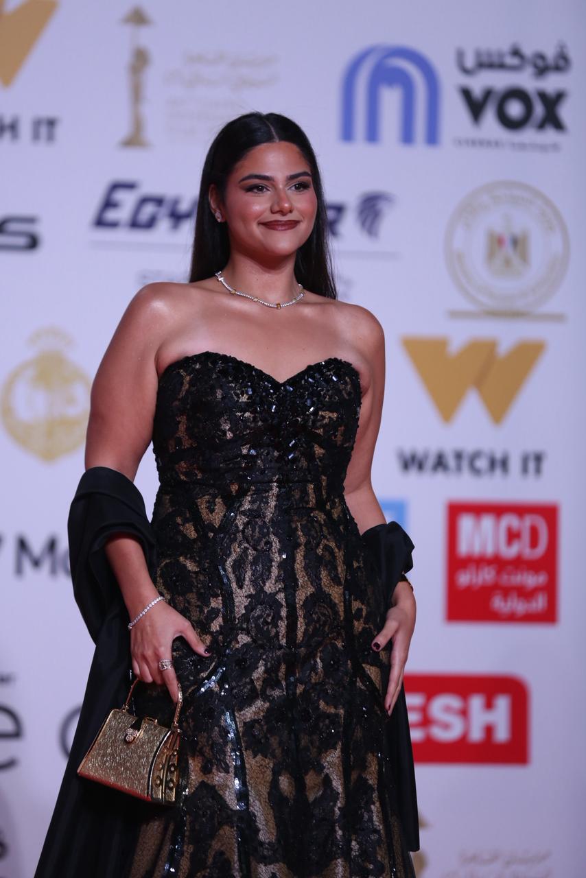 نجمات الفن تفضلن الأسود بافتتاح مهرجان القاهره السينمائي