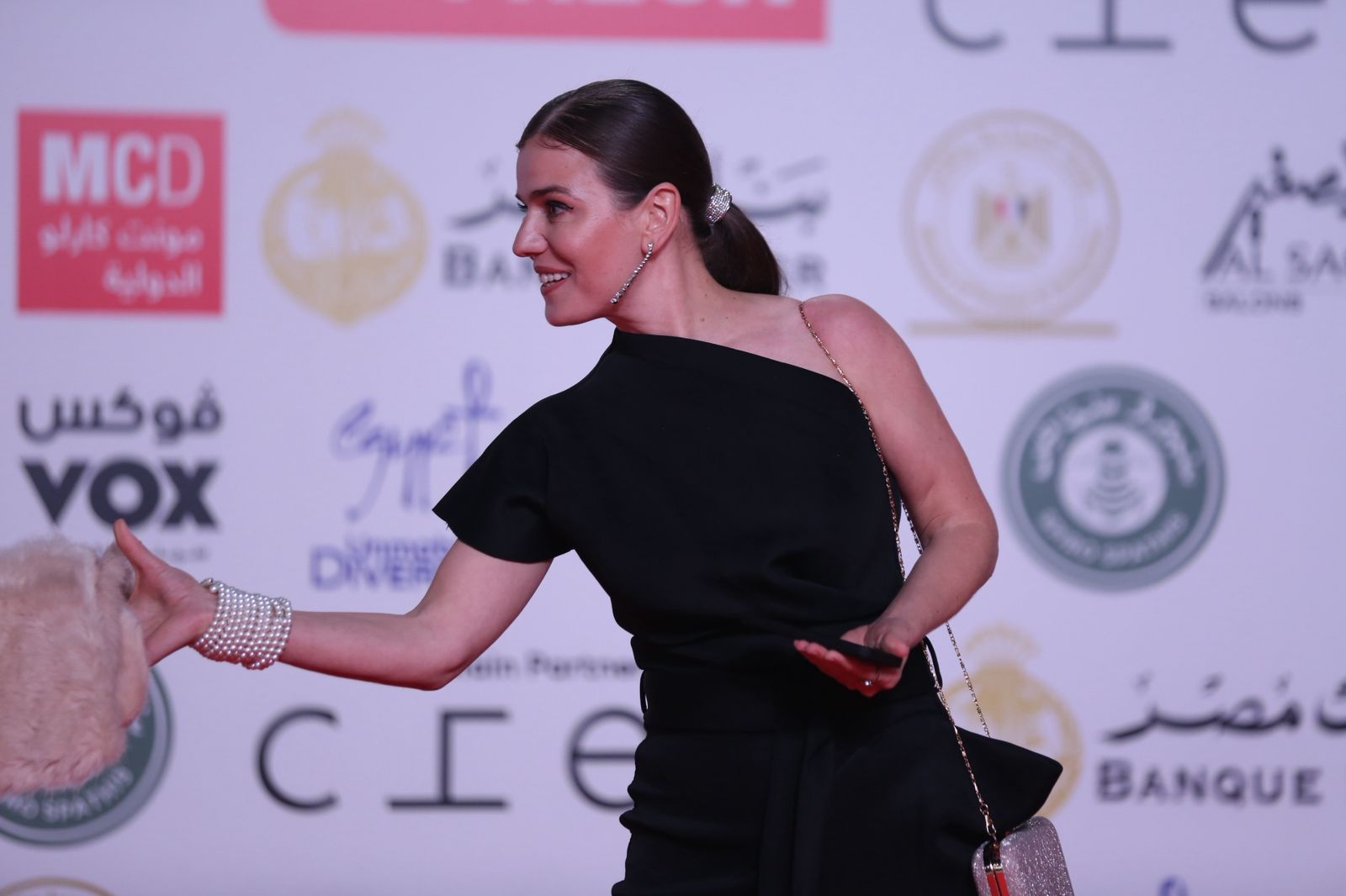 نجمات الفن تفضلن الأسود بافتتاح مهرجان القاهره السينمائي