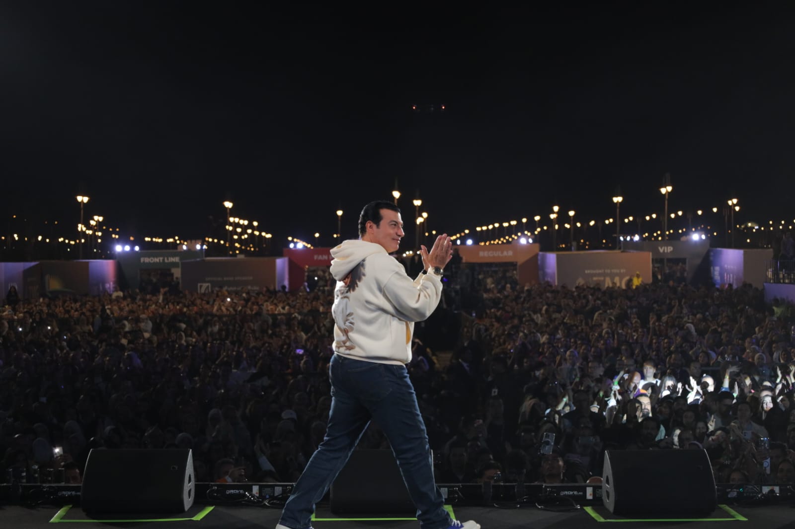 إيهاب توفيق يحيي حفلا جماهيريا كامل العدد في مدينتي (صور)