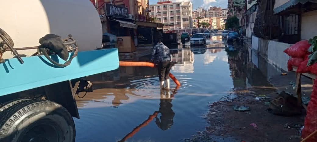 استمرار جهود رفع تجمعات مياه الأمطار في بورسعيد (صور)