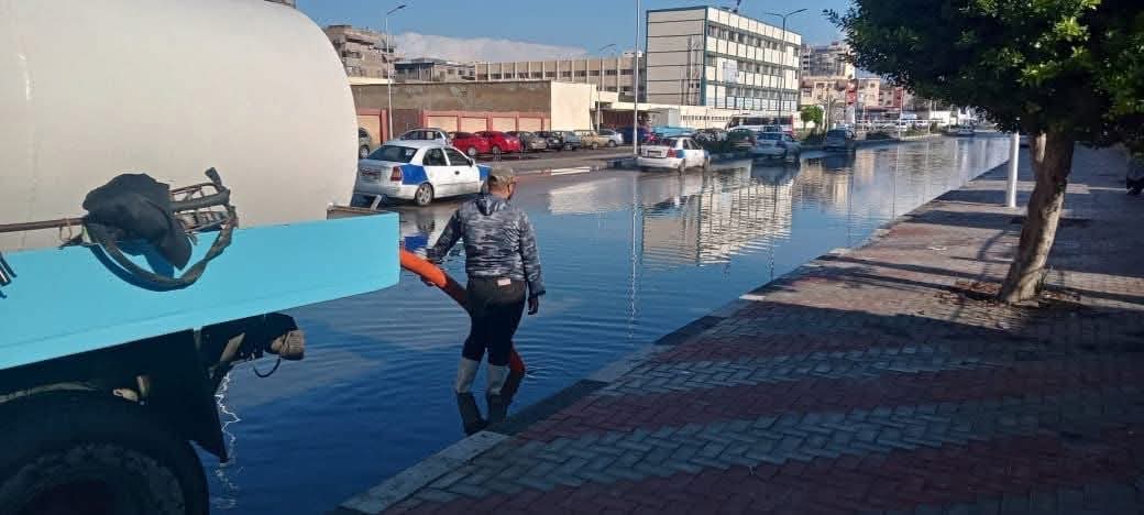 استمرار جهود رفع تجمعات مياه الأمطار في بورسعيد (صور)