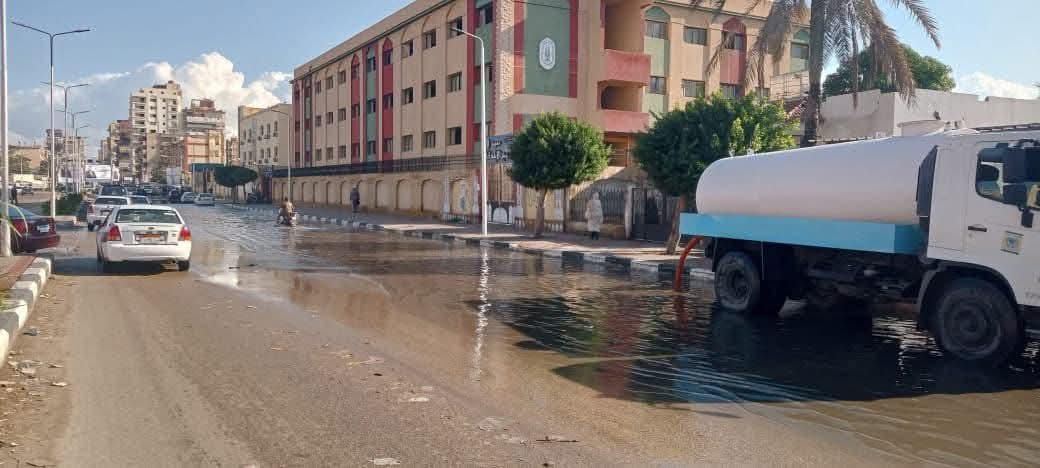 استمرار جهود رفع تجمعات مياه الأمطار في بورسعيد (صور)