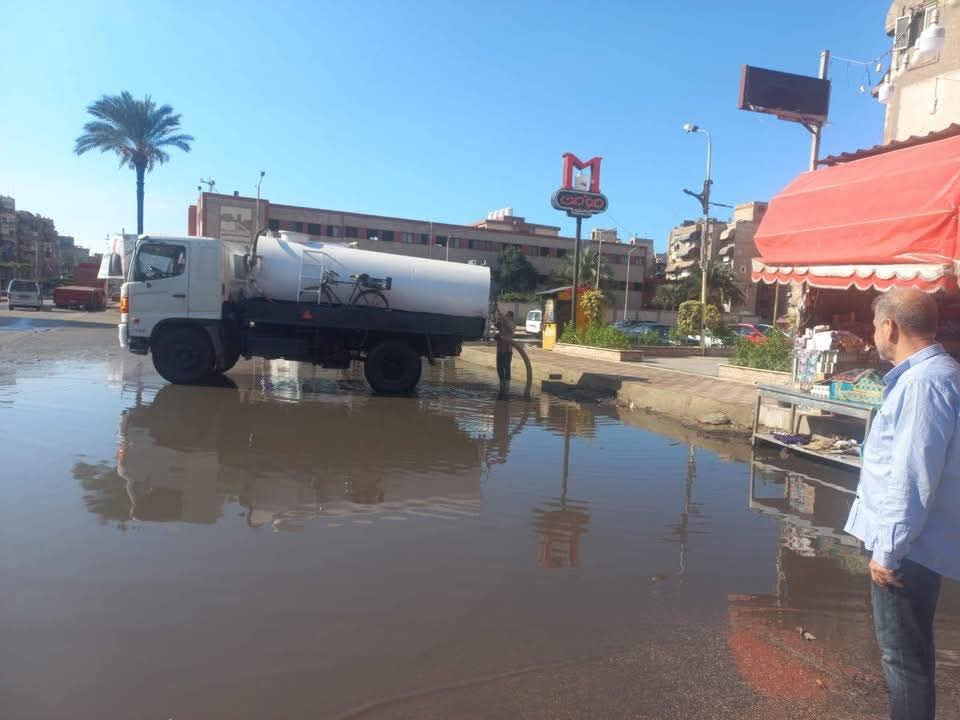 استمرار جهود رفع تجمعات مياه الأمطار في بورسعيد (صور)