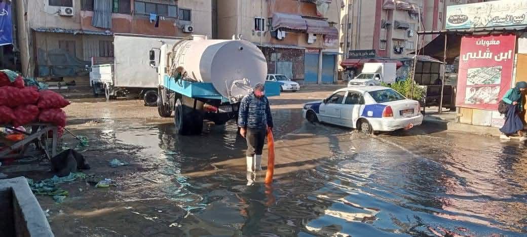 استمرار جهود رفع تجمعات مياه الأمطار في بورسعيد (صور)