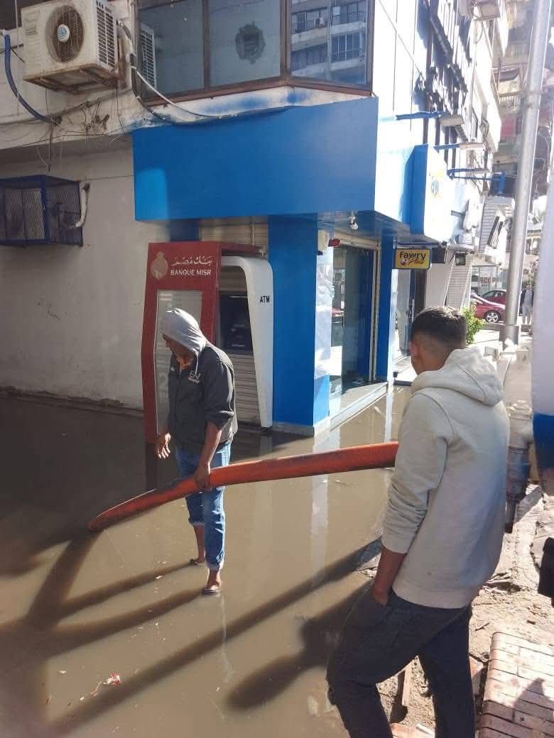 استمرار جهود رفع تجمعات مياه الأمطار في بورسعيد (صور)